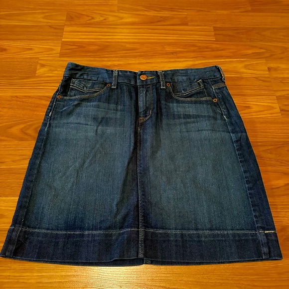 Like New! Gap denim skirt. Size 6 - Picture 1 of 9